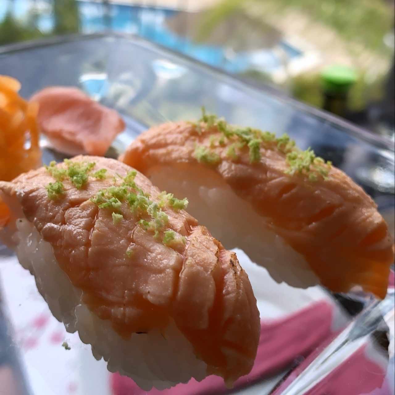 Nigiri de Salmón flambeado con aceite de trufa y ralladura de limón