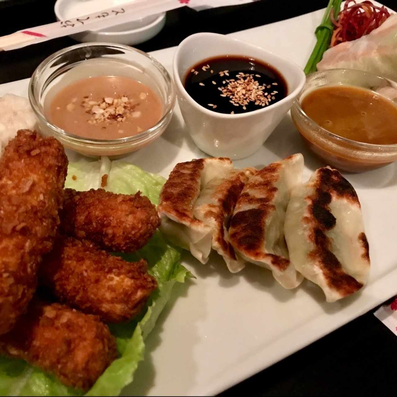 Dim Sum (shumai, summer roll, gyozas de carne, vegetales y mini lumpias)