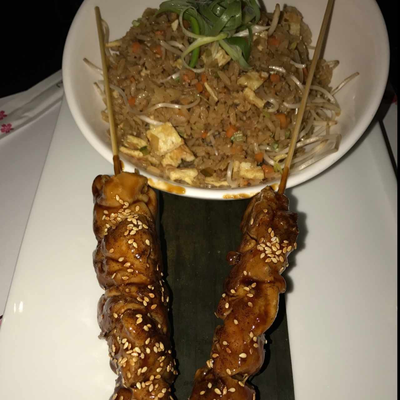 Satay de pollo con arroz frito