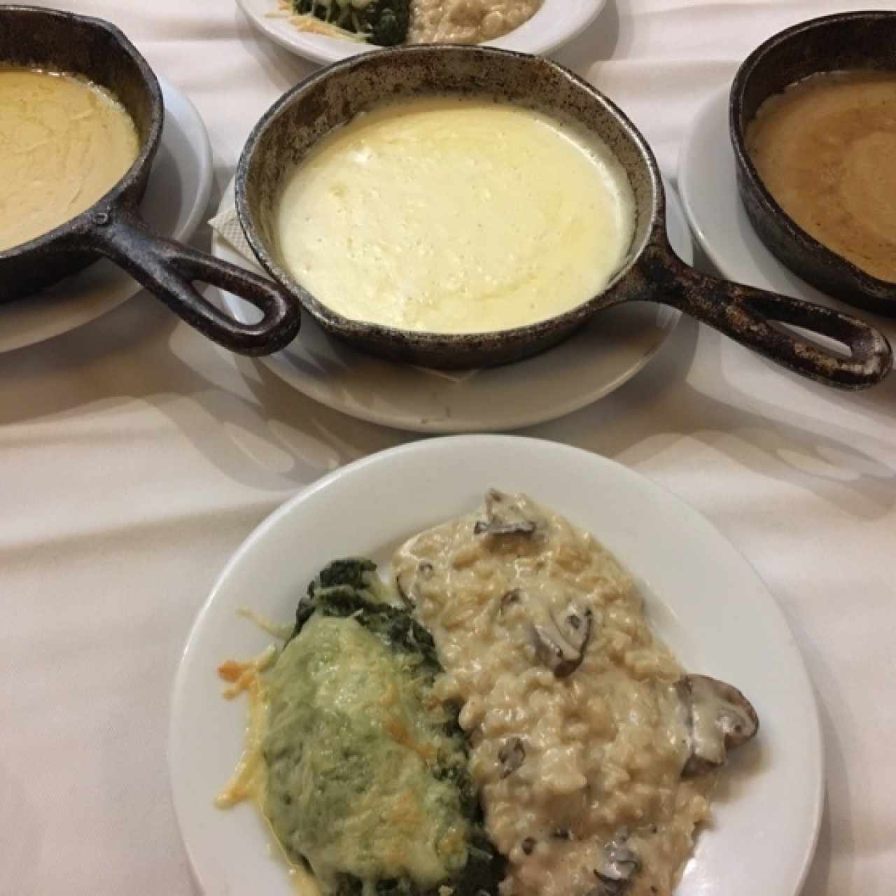 variedad de salsas para la langosta y los contornos (risotto champiñnes y espinacas gratinadas)