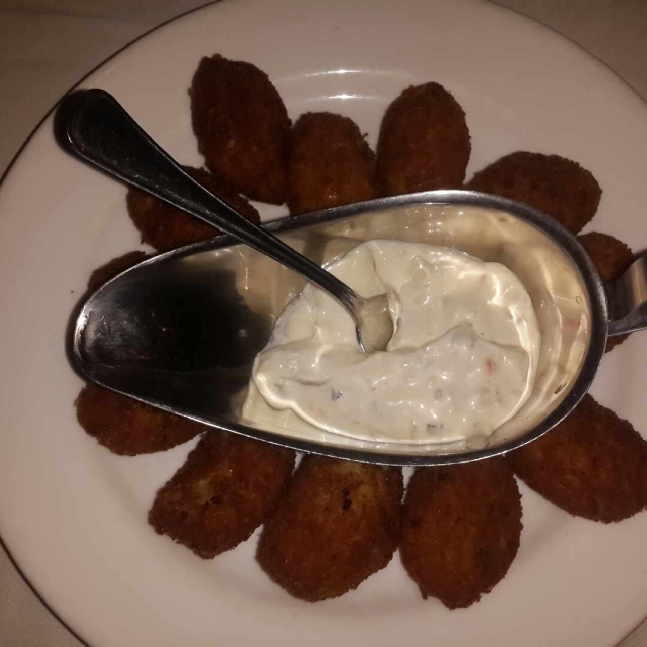 Croquetas de Pescado, ya no son por la casa, pero se puede pedir por ración, aquí con Salsa Tártara 