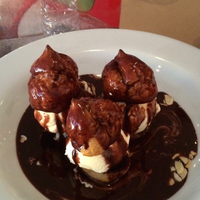 Profiteroles rellenos de helado 