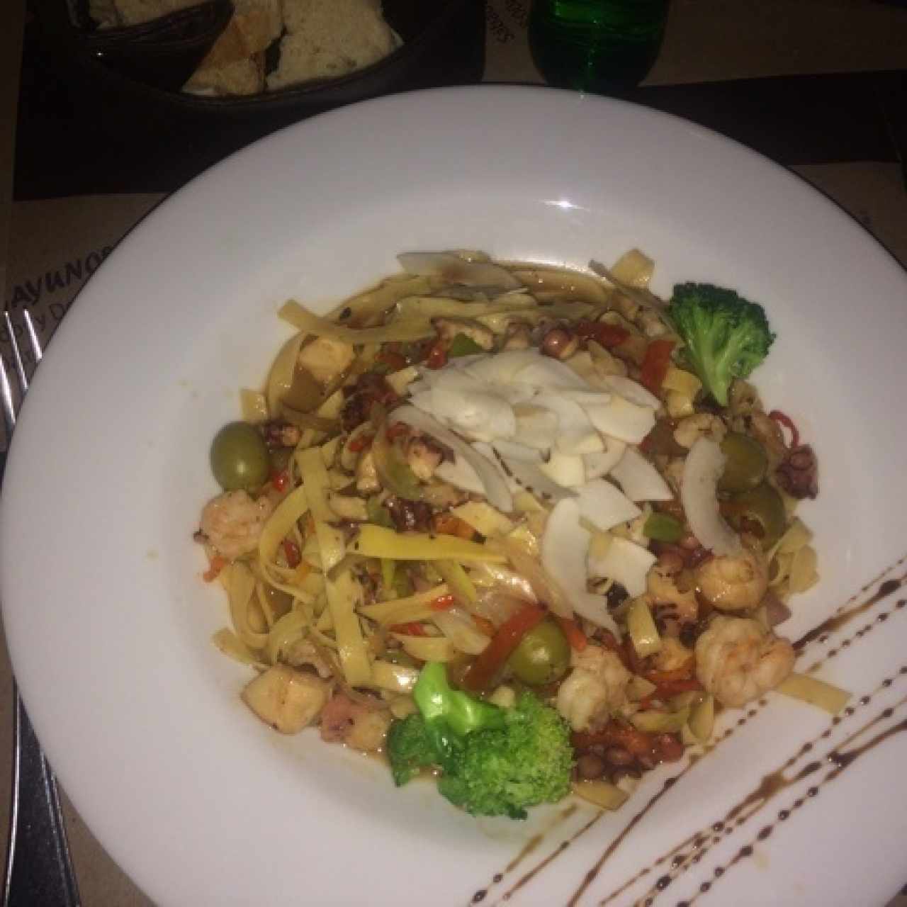 linguini de coco con pulpo y extra de camarones