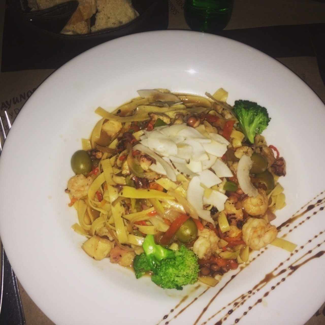 Linguini de coco con pulpo y extra de camarones