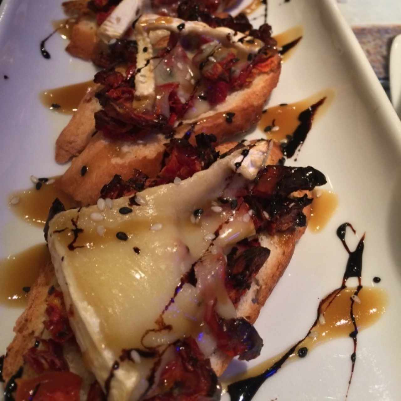 tostadas con brie y tomate seco