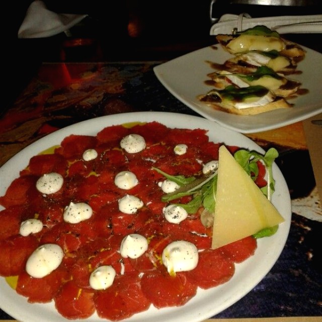 Carpaccio de Lomito y Bruschetta de Queso Brie