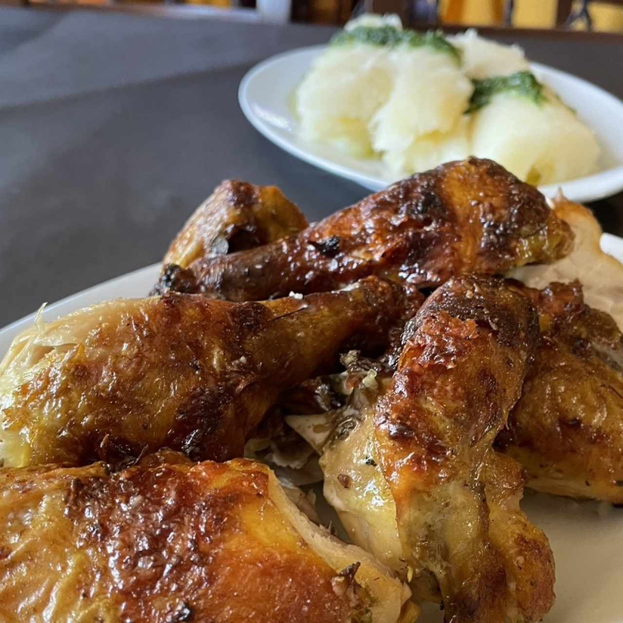 Pollo en brasa con ración de yuca 