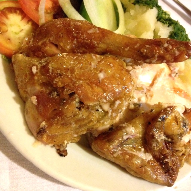 Medio pollo con ensalada y yuca.
