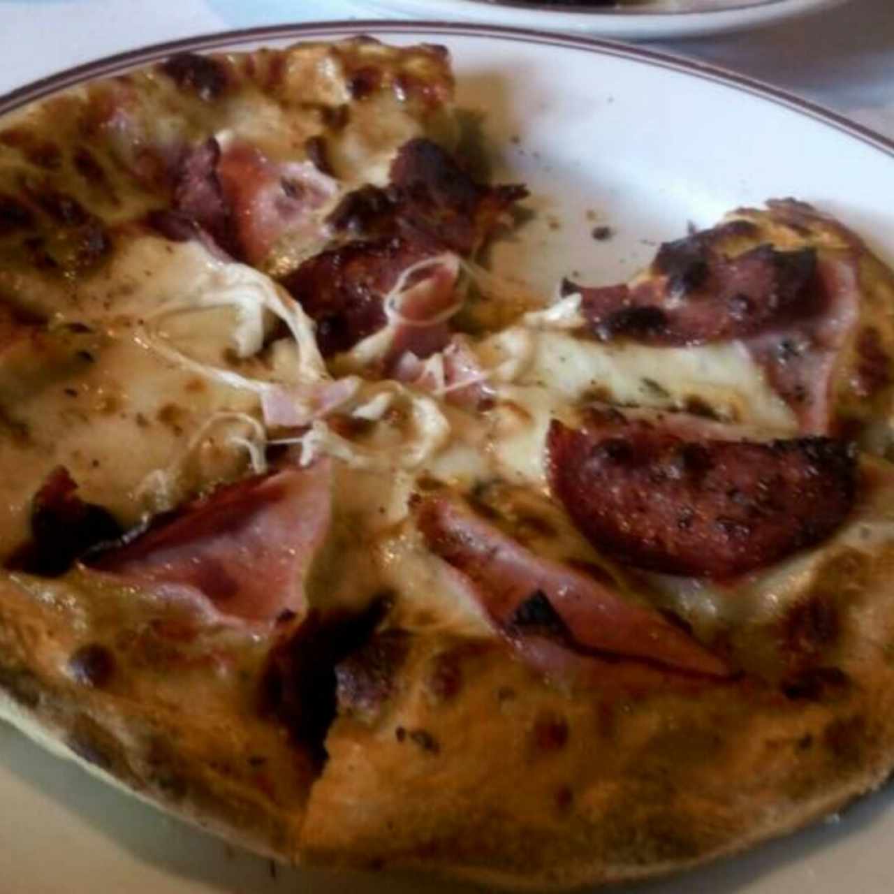 Pizza con Jamón y Salchichón 