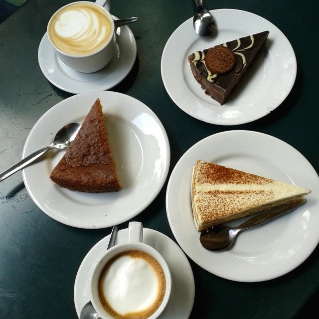 Torta de zanahoria, mousse de oreo, tiramisú, machiato y latte