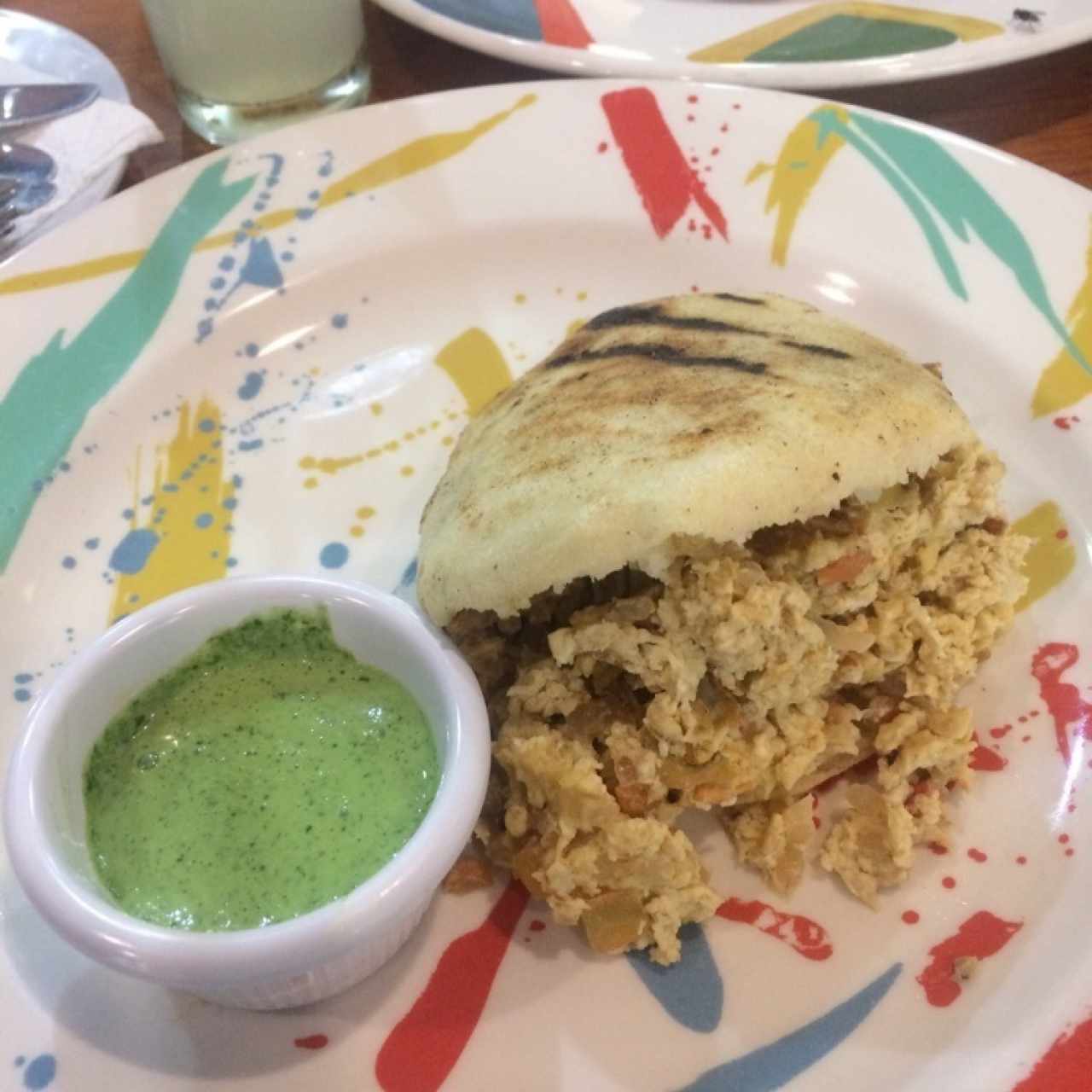arepa y una salsa de la casa 