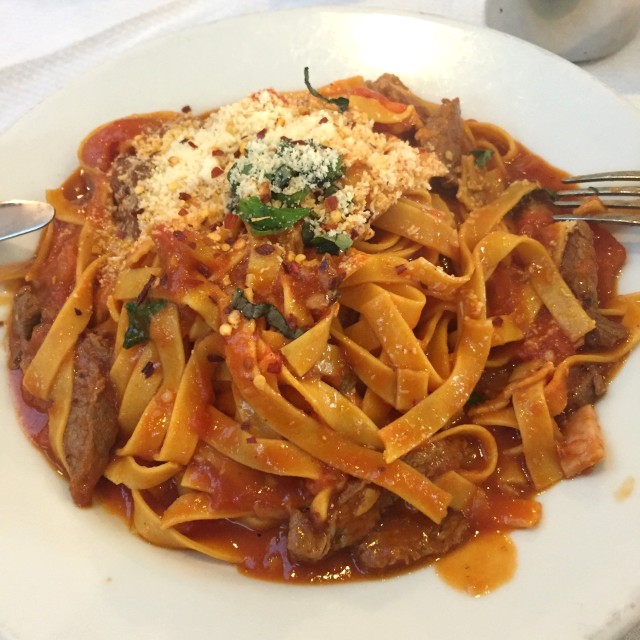 Pasta con pedazos de tomate pelado, salsa Napole y Lomito!. Me encantó