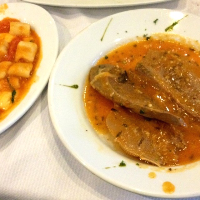 Lengua en salsa con gnocchis capressa