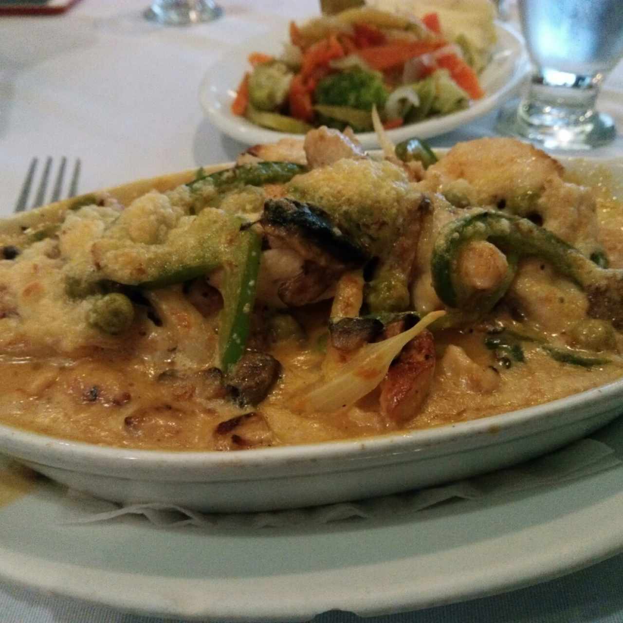 Suprema de pollo con exquisito puré y vegetales