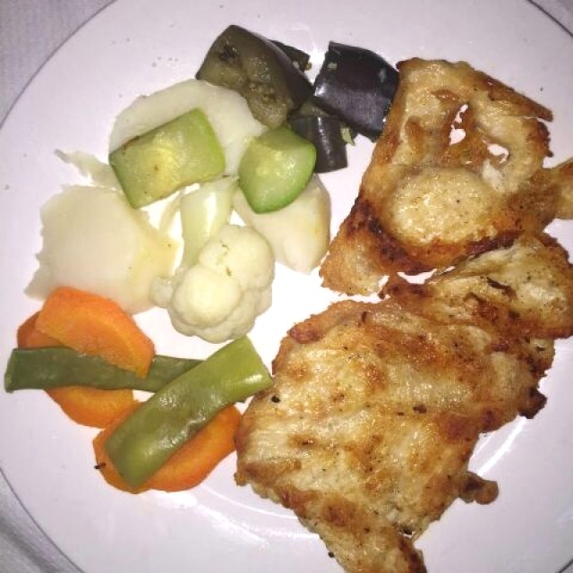 Milanesa de pollo con vegetales