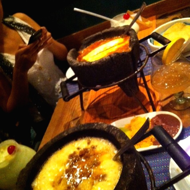 Molcajete mixto y Queso Fundido con chorizo