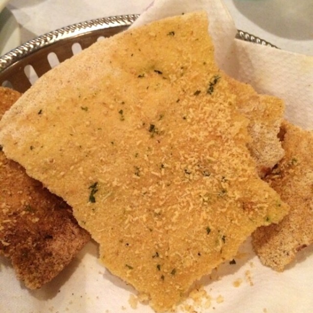 Casabe con mantequilla y ajo horneado