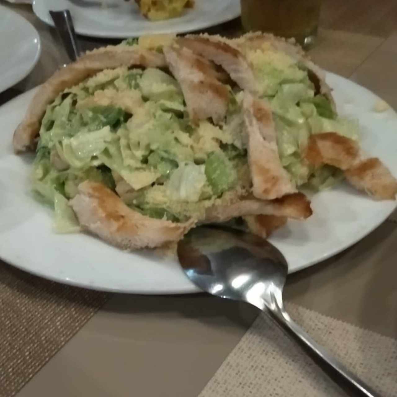 ensalada César con pollo