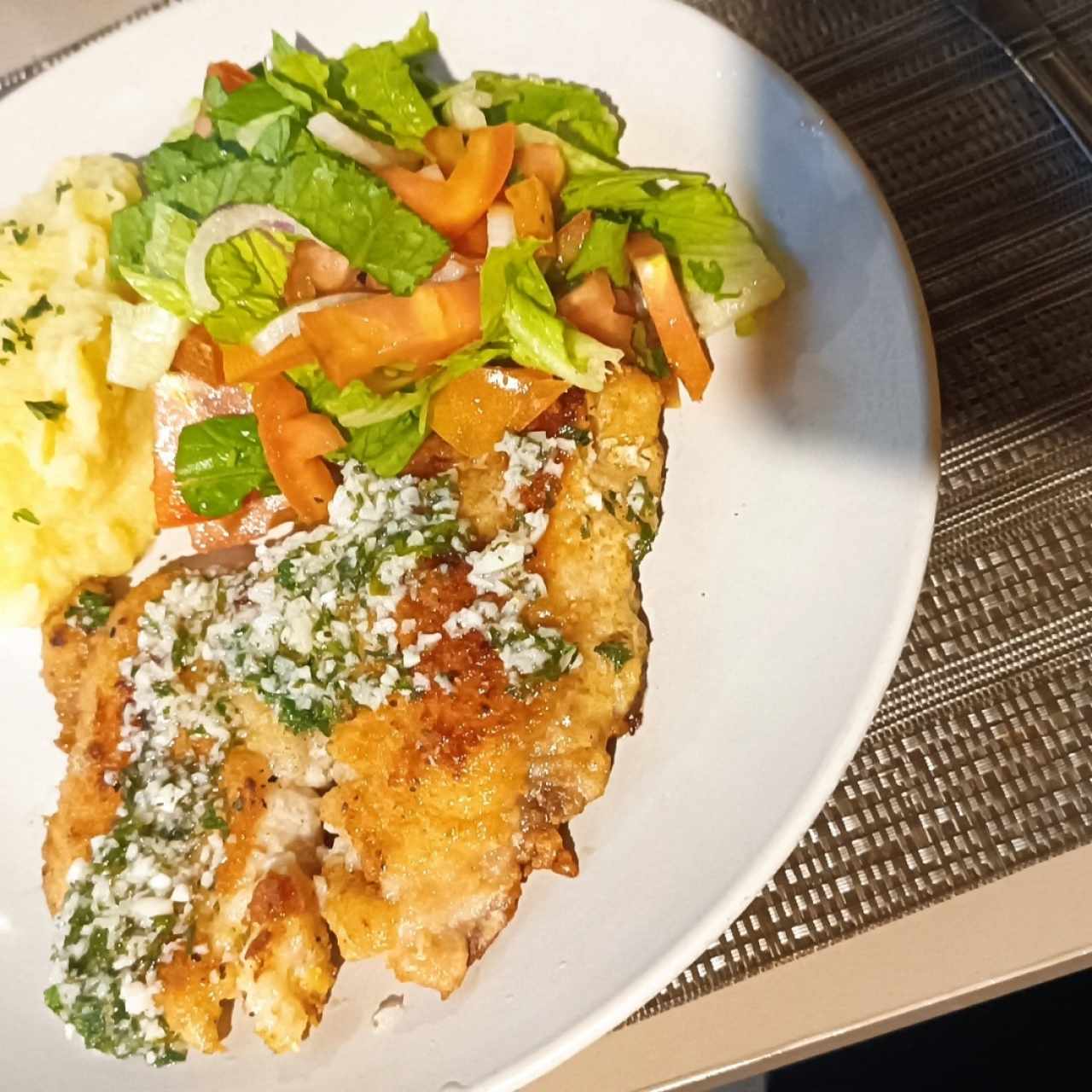 pescado al ajillo, puré de papa y ensalada 
