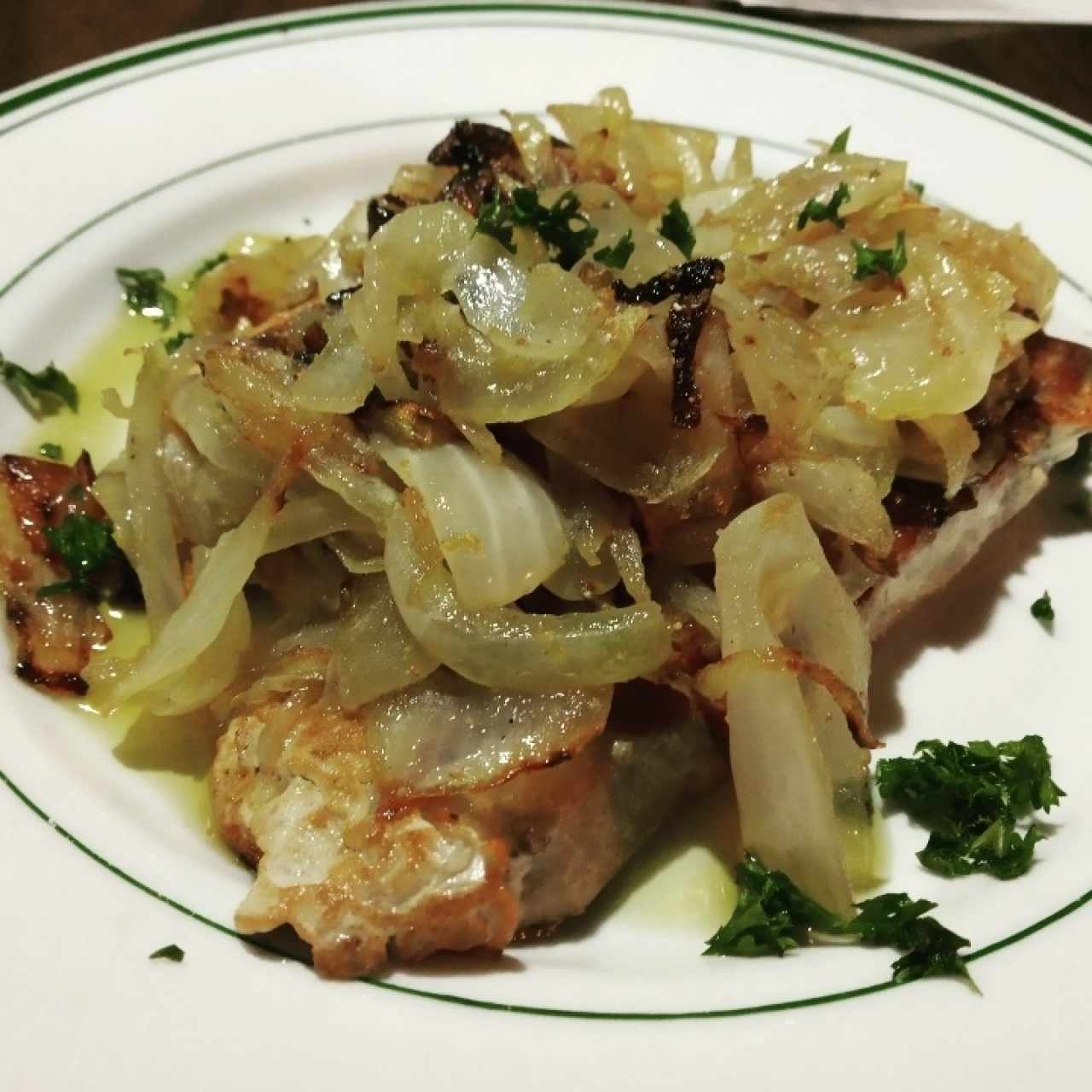 Atún encebollado con ajo y aceite de oliva