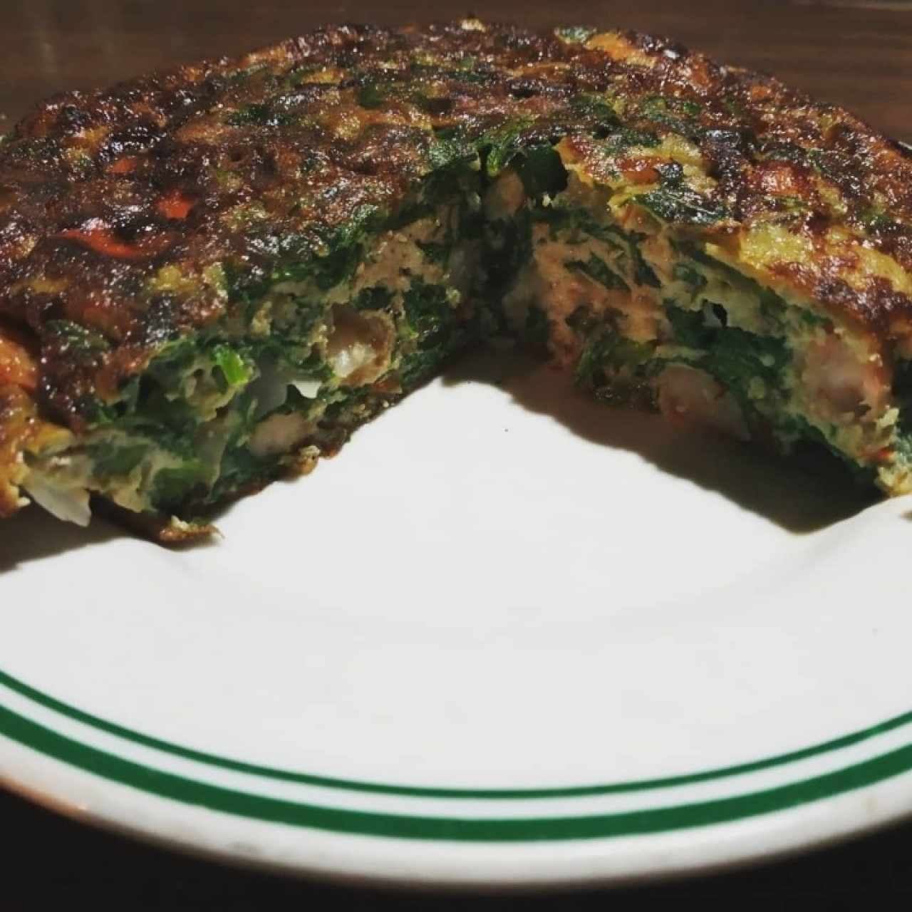 Tortilla española con camarones y espinaca