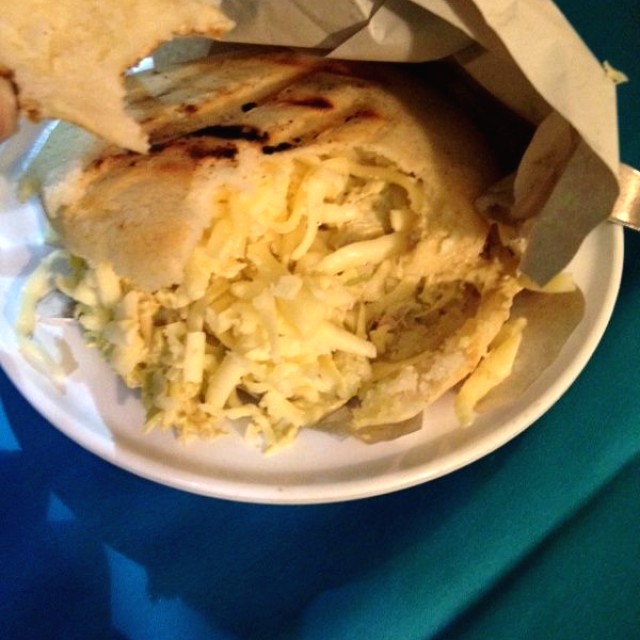 Arepa reina pepeada con queso amarillo
