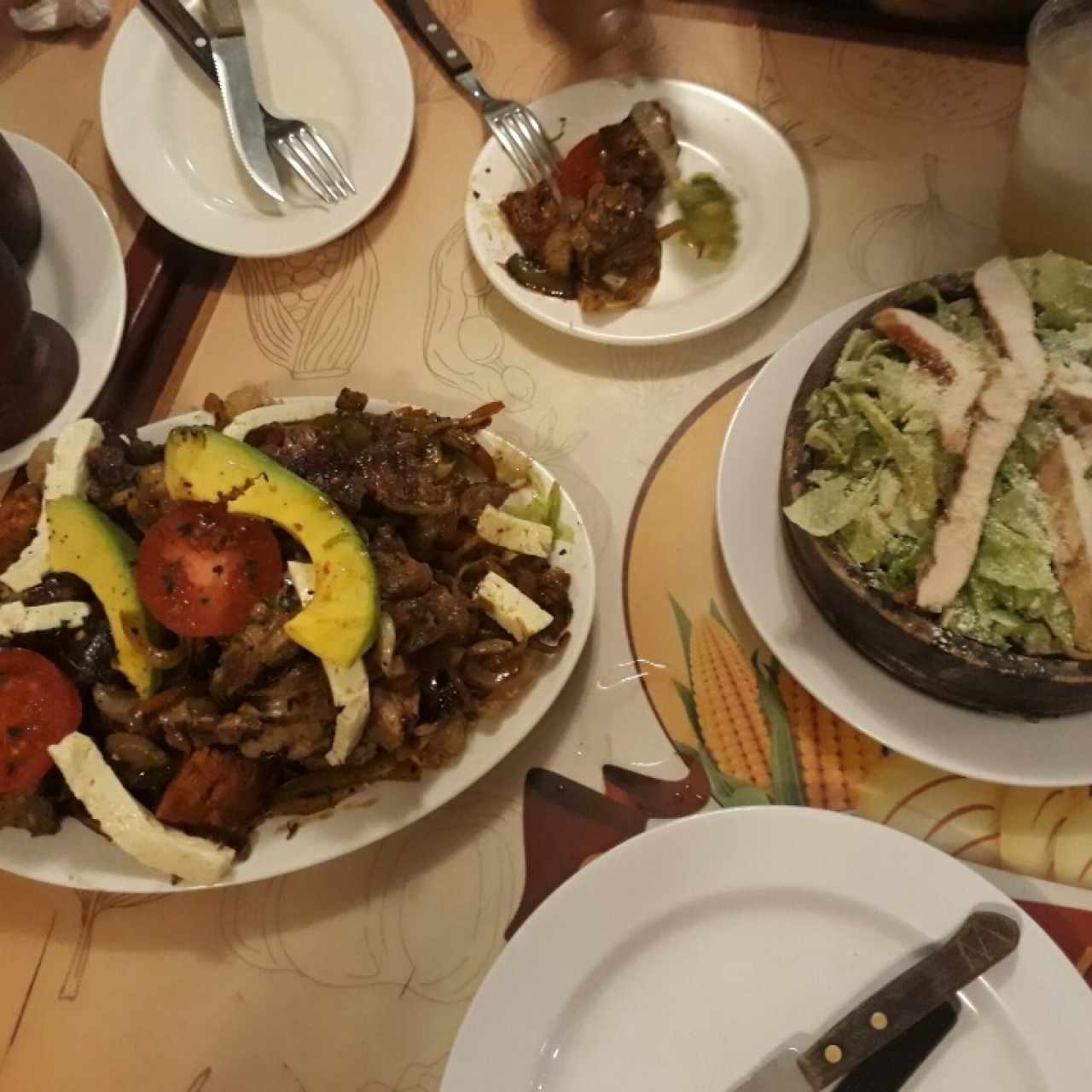 Parrilla criolla salteada y ensalada César con pollo 
