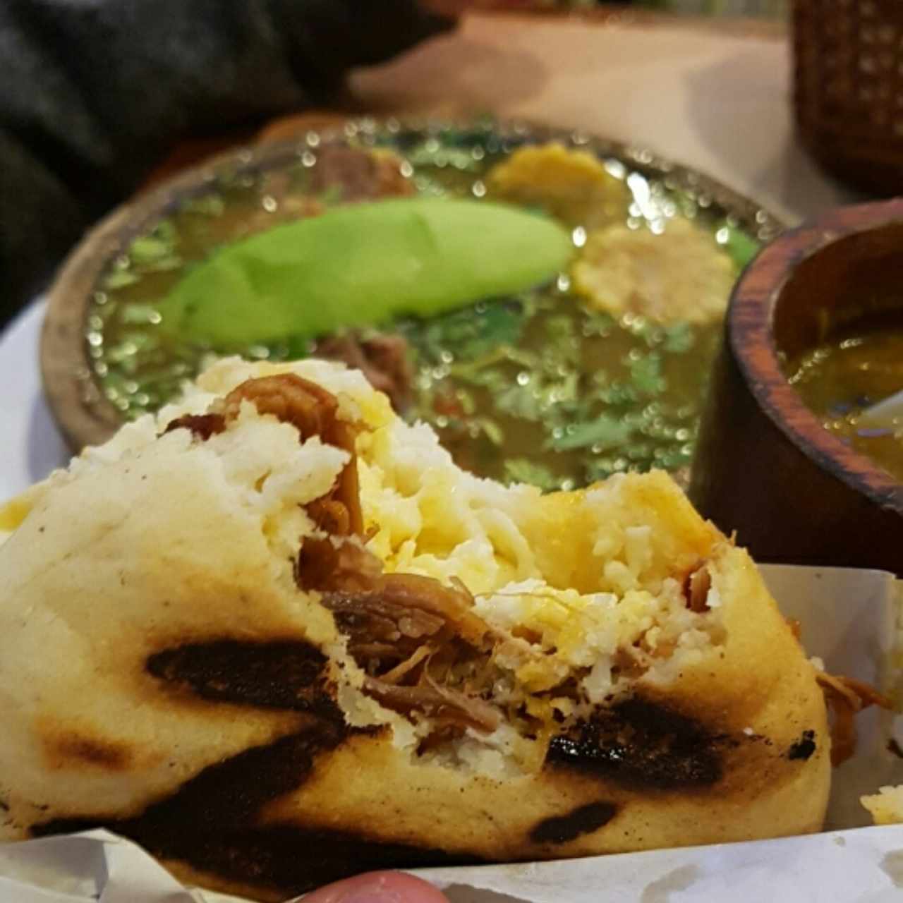 Sopa de res y arepa