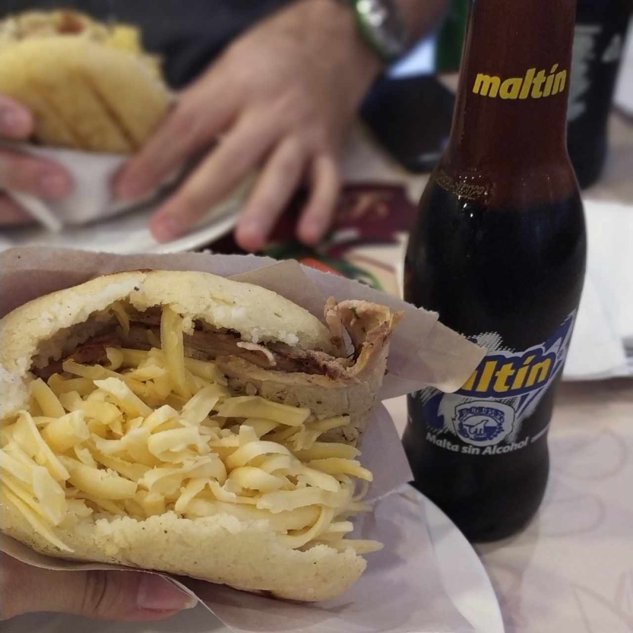 Arepa mixta pernil y amarillo