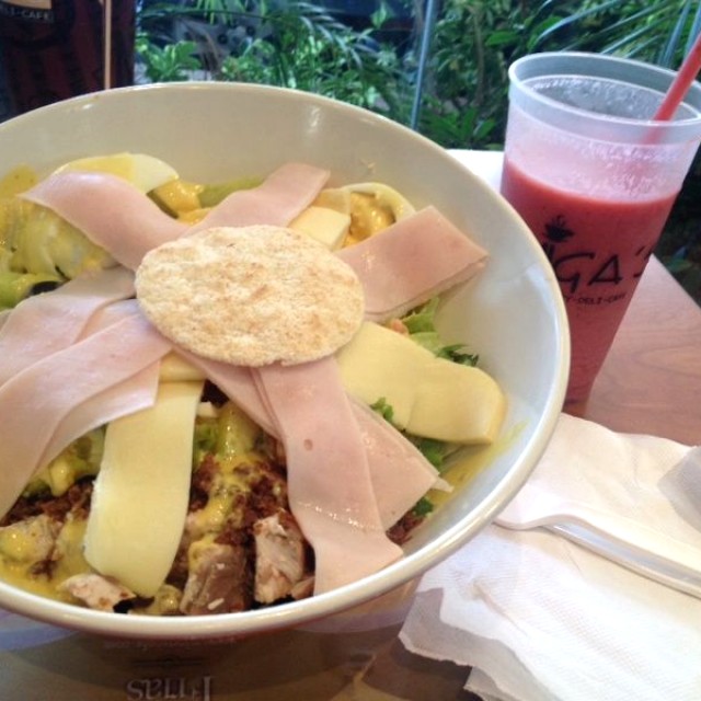 Ensalada miga's y smoothie de fresa