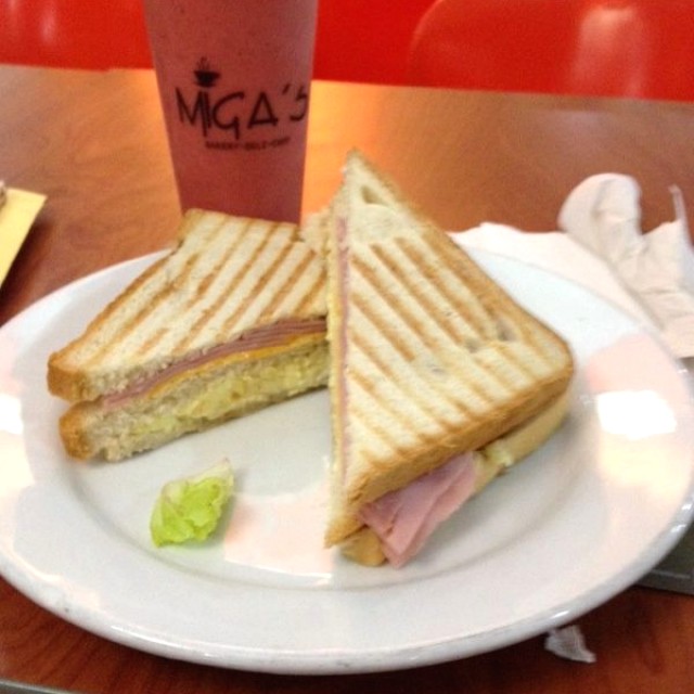 Sandwich mañanero y smoothie de fresa