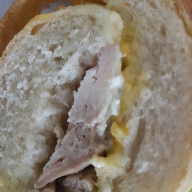 Melt: pollo malo, pan viejo y queso untado... terrible