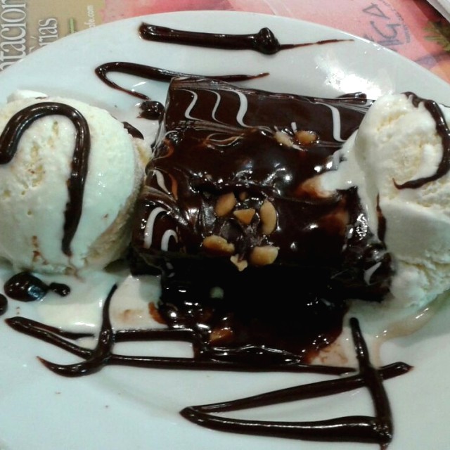 Brownie con helado