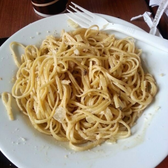 Linguini a la crema con pollo y champiñon
