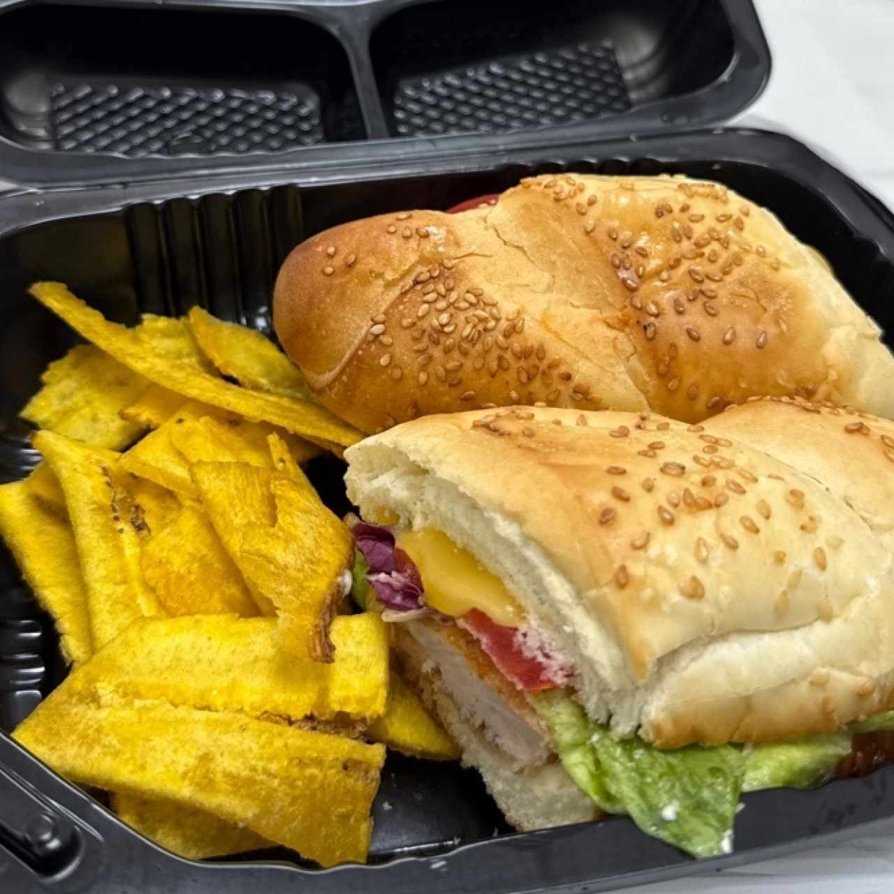 Sandwich pollo picante y tostones 