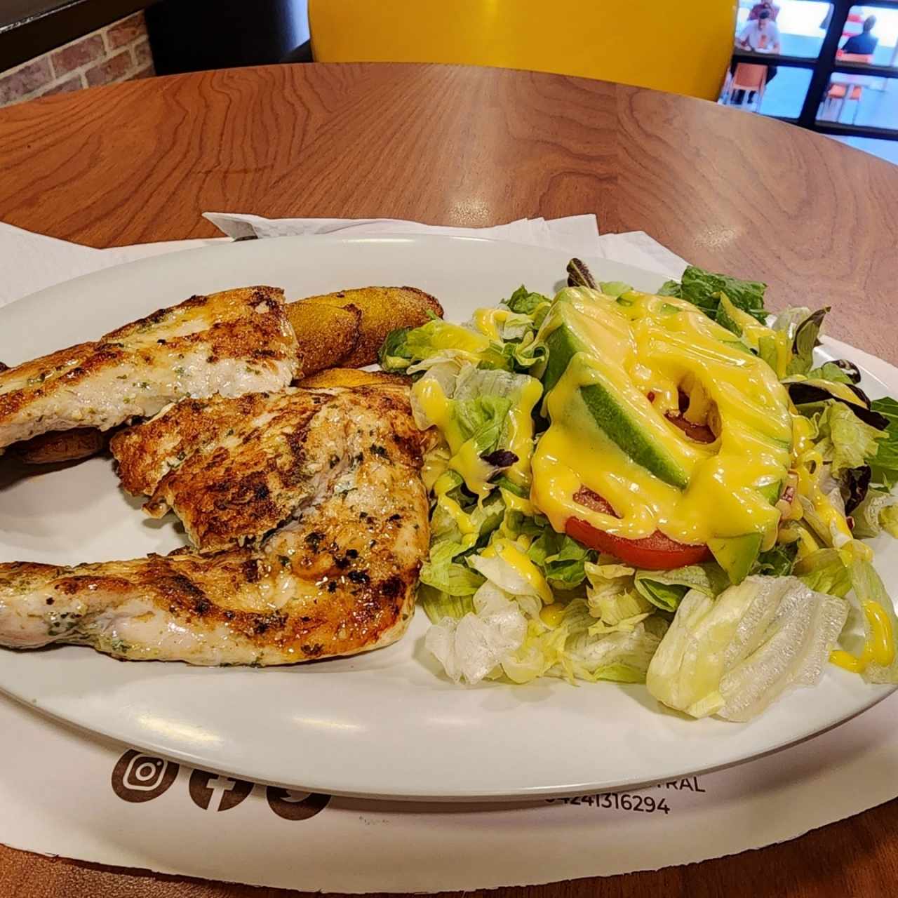 Almuerzo de pollo y ensalada mixta 