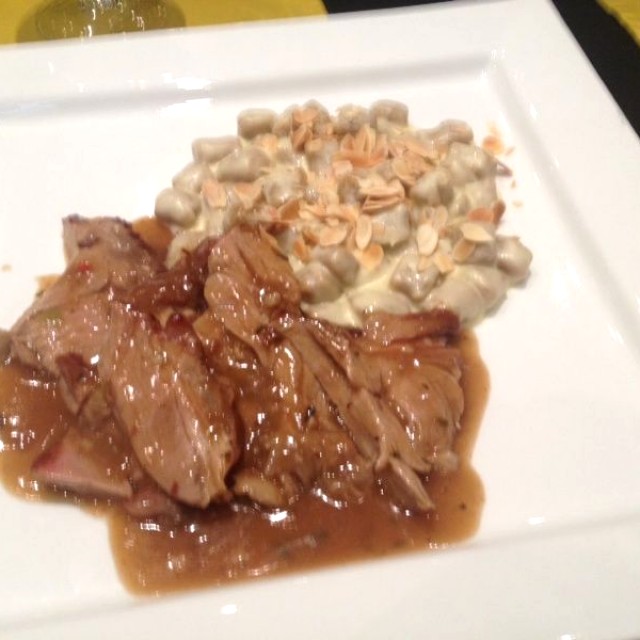 Pernil de ternera lechal con gnocci de plátano y almendras fileteadas