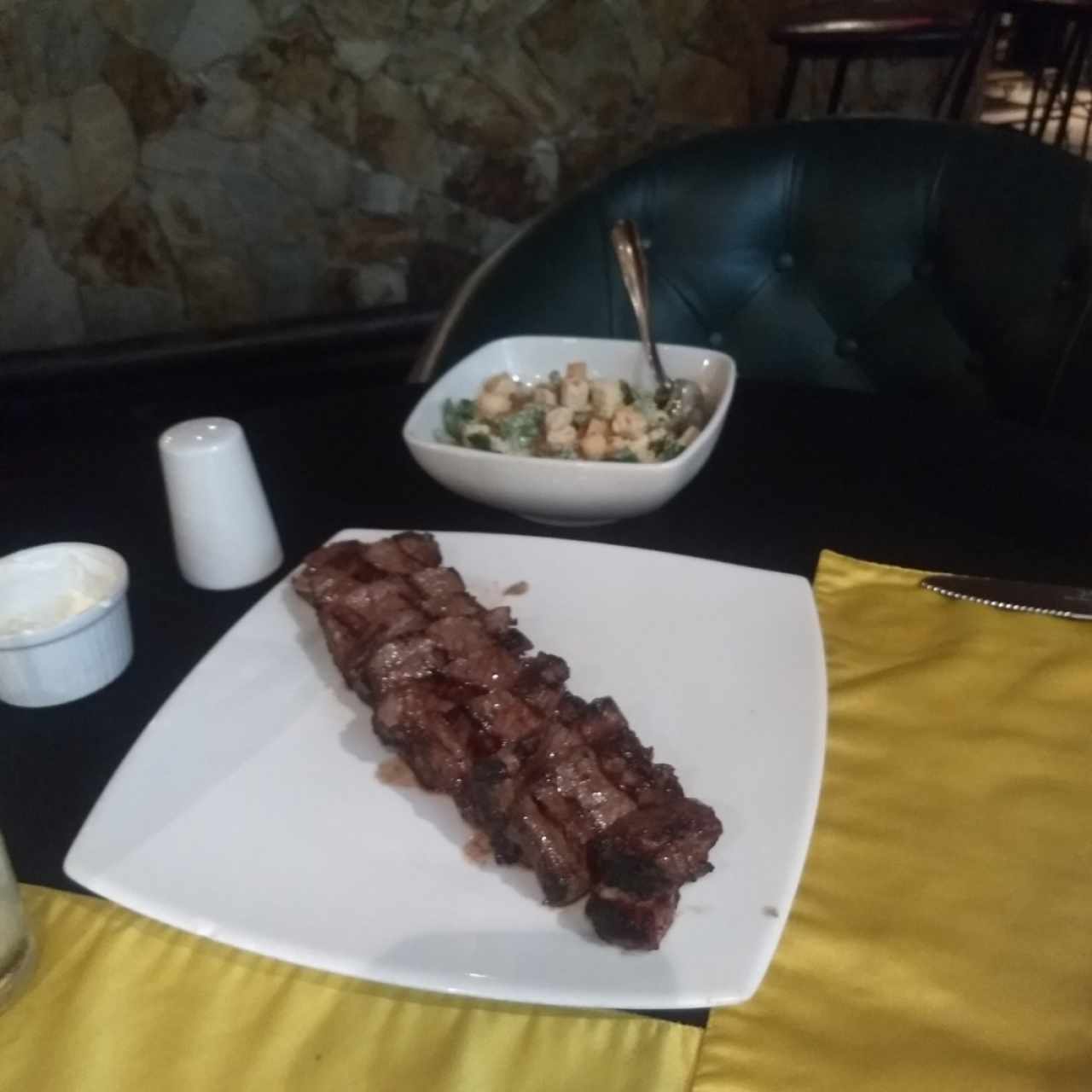 bidet de chorizo madurado y ensalada César de berro