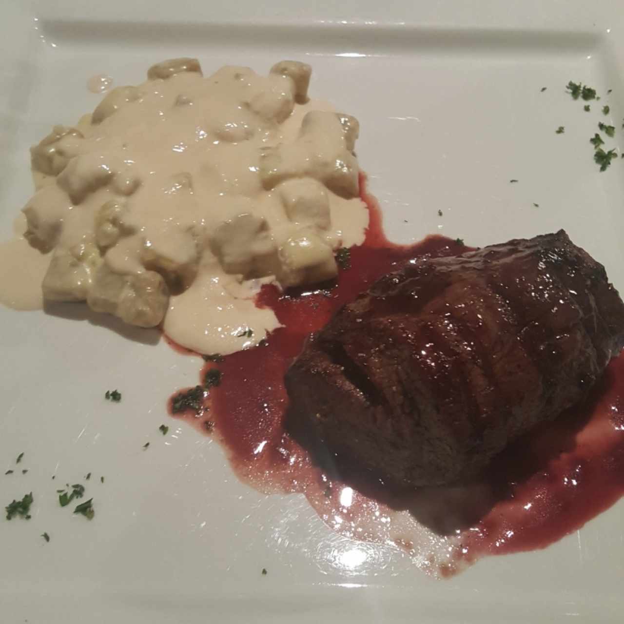 lomito en salsa se vino, relleno de queso azul 