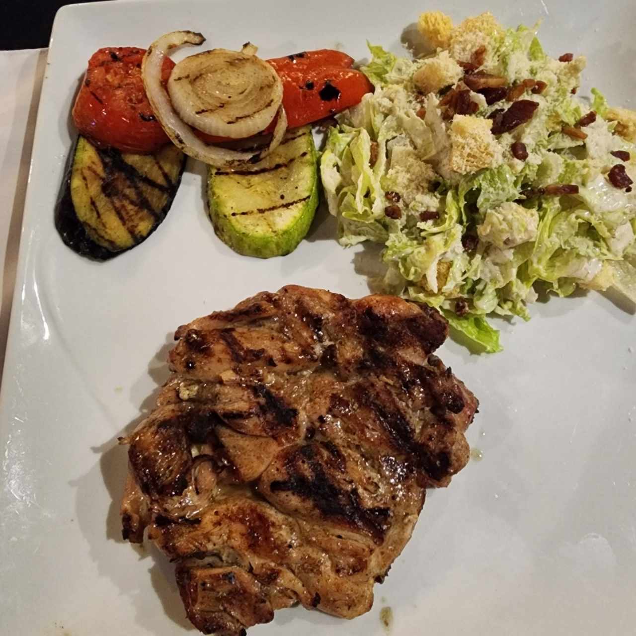 Menú de pollo a la parrila + César + vegetales al grill