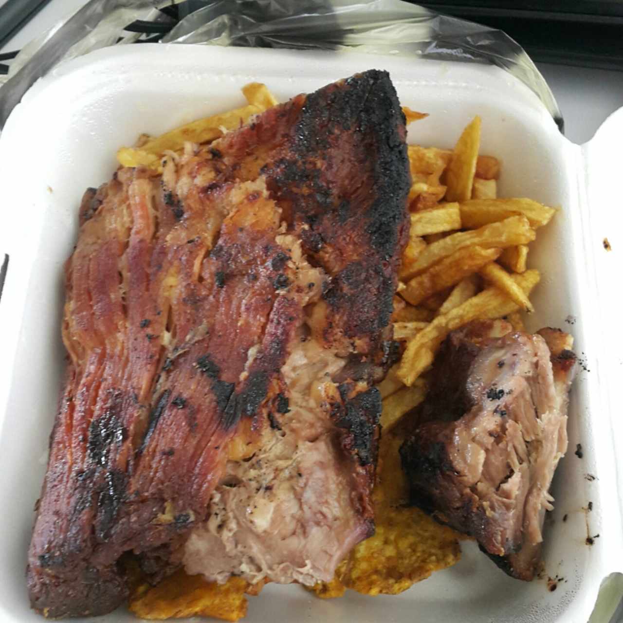 Costillas de cerdo con papas y tostones (para llevar)