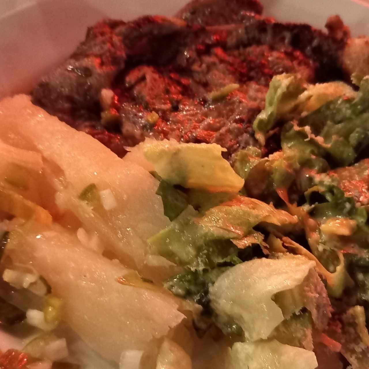 Ensalada cesar, yuca, solomo todo muy rico 
