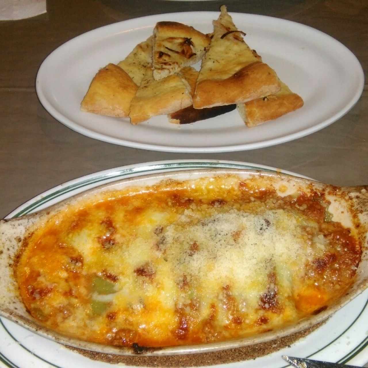 reviolis de ricotta y espinaca con salsa de carne