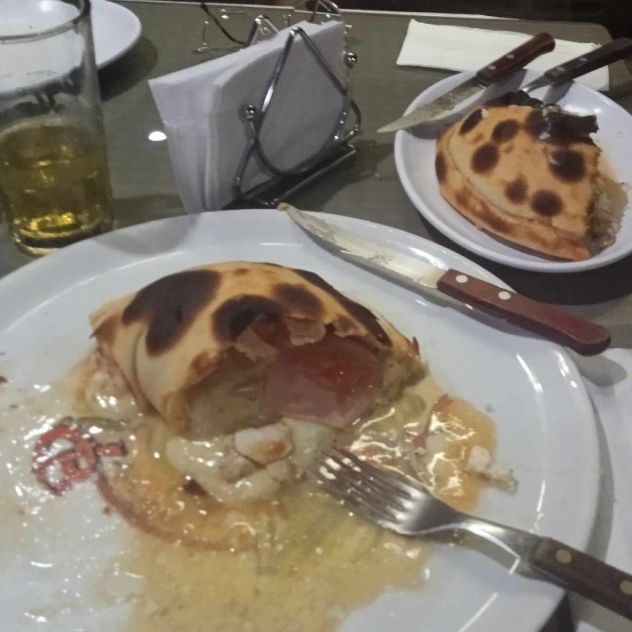 Esta vez probamos Calzone, con el infaltablr Carpaccio de Lomito. Este último está descrito en mi reseña; y el Calzone es más que elocuente en la foto... hay que probarlo!!! Buen provecho.. 