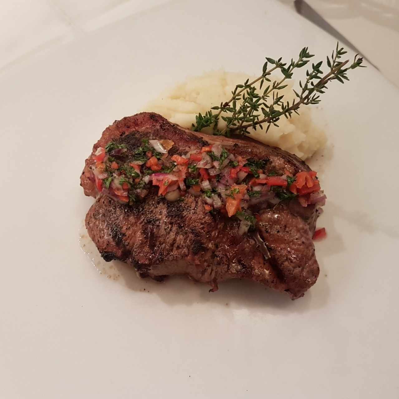 churrasco 360° con puré de papas.