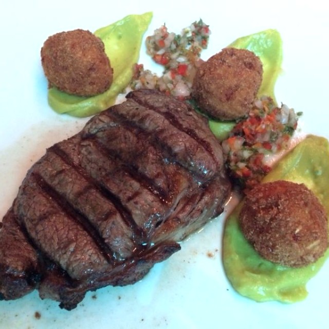 Churrasco de solomo y buñuelos de yuca