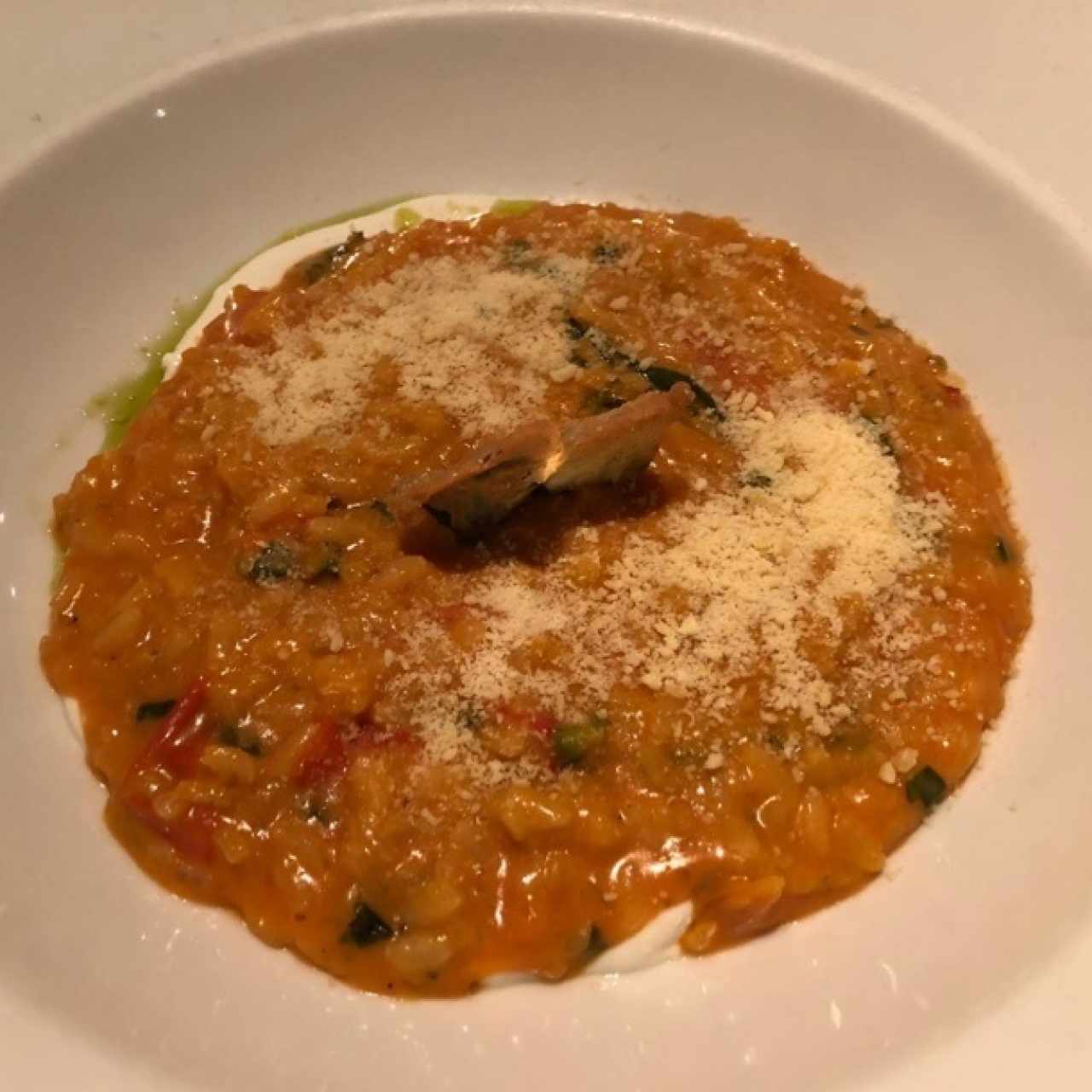 Risotto de tomates con fondo de queso de cabra