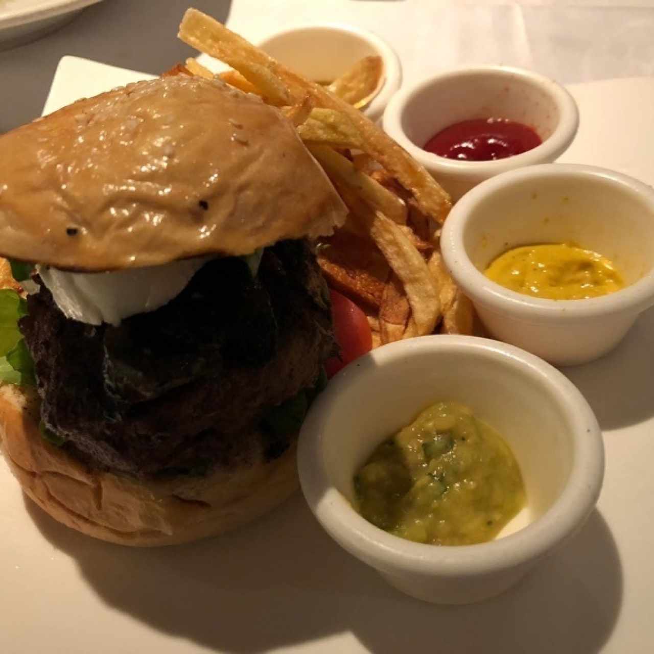 hamburguesa al grill con papas trufadas