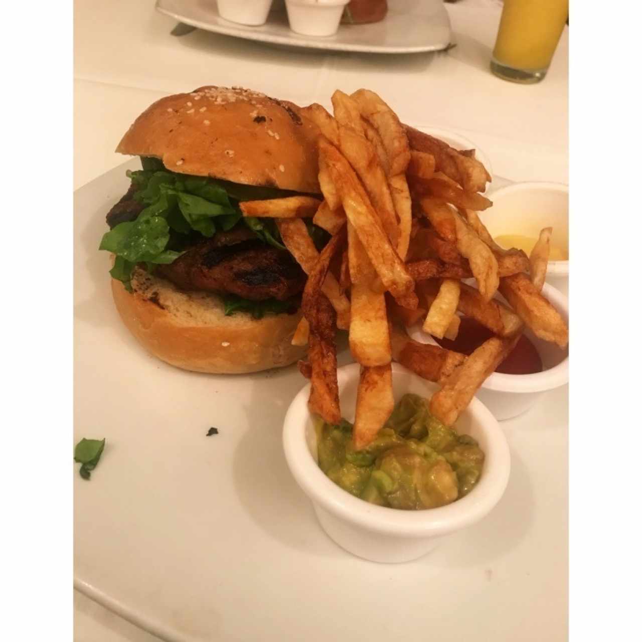 Hamburguesa con pan artesanal y rugula 