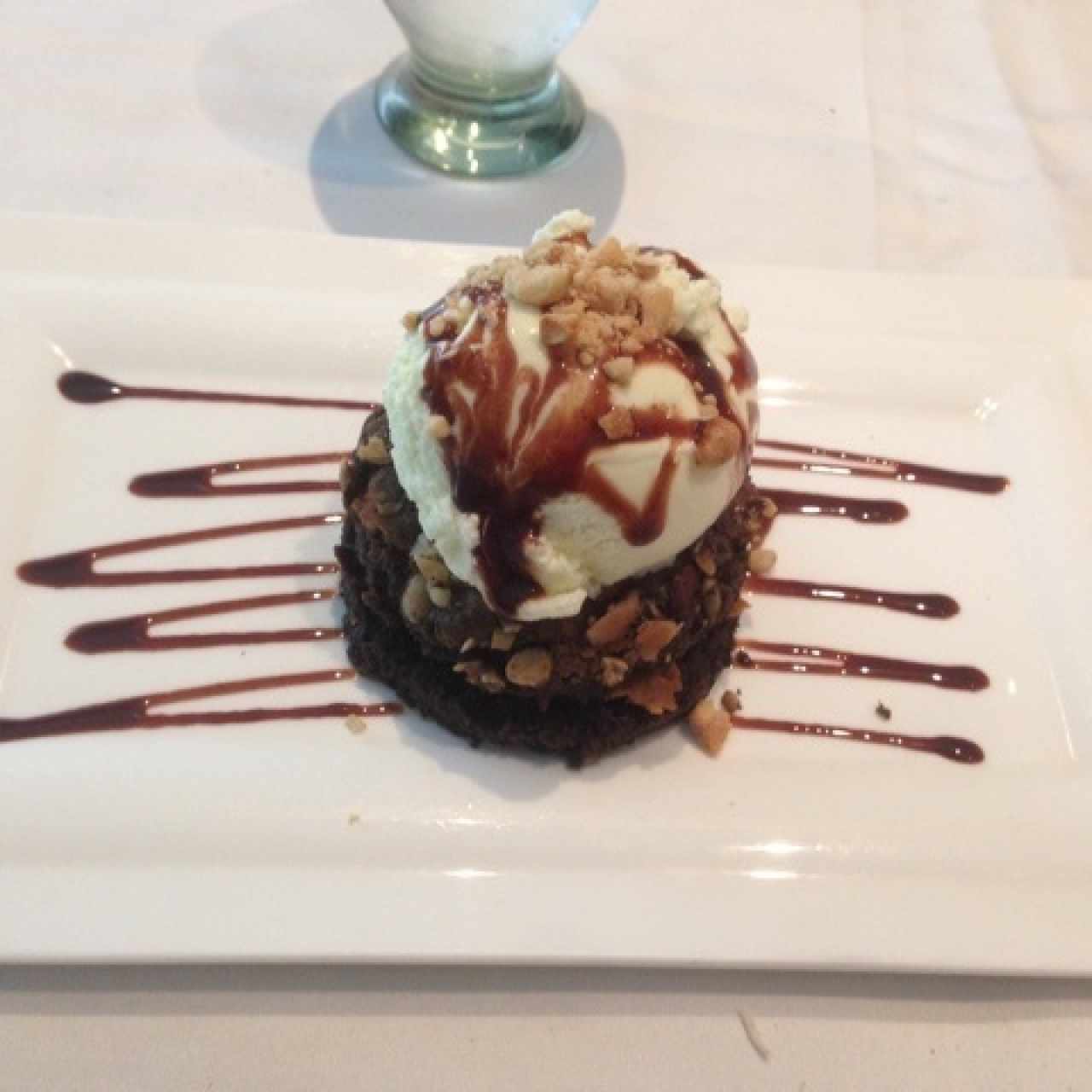 brownie con helado y arequipe